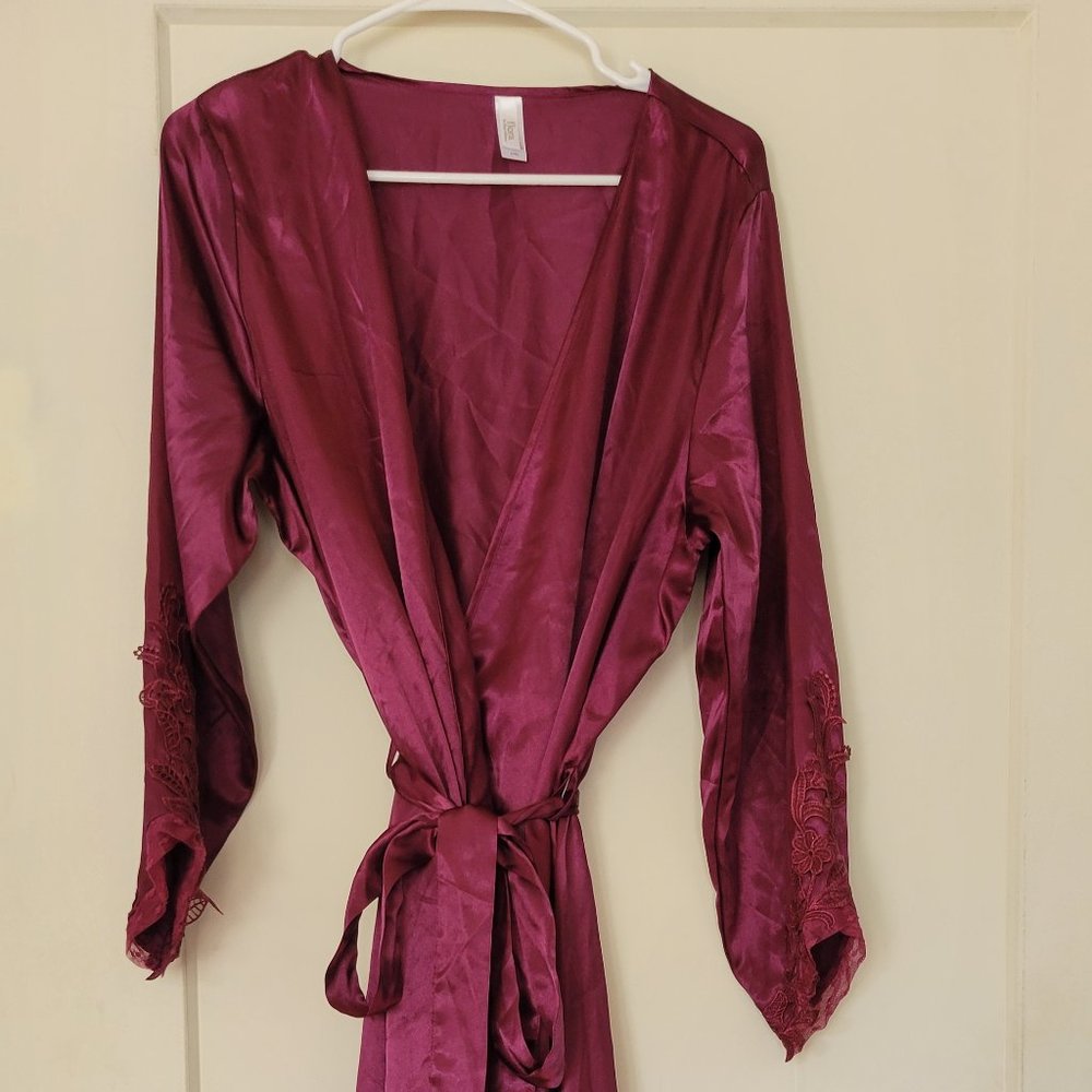 NWT Flora Burgundy Robe (L/XL)
